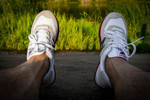 Ilustrasi cara mencuci sepatu New Balance. Sumber foto: Pexels/Mateusz Dach