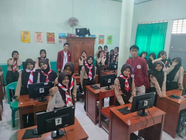 Dokumentasi kegiatan pelatihan excel bersama siswa-siswi SMP Negeri 2 Rakit