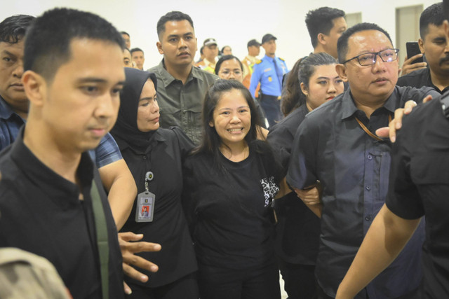 Warga negara Filipina terpidana mati kasus narkotika Mary Jane Veloso (tengah) tiba dalam prosesi serah terima narapidana dari pemerintah Indonesia ke pemerintah Filipina di Bandara Soekarno-Hatta, Kota Tangerang, Banten, Selasa (17/12/2024). Foto: Sulthony Hasanuddin/ANTARA FOTO 