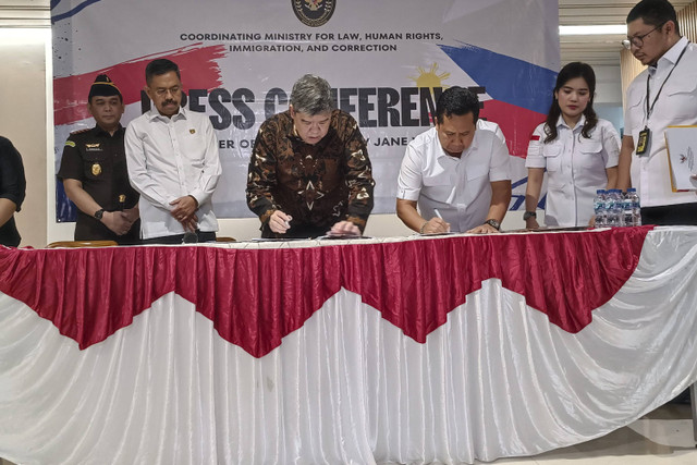 Penandatanganan berita acara penyerahan terpidana mati Mary Jane Veloso, dari pemerintah Indonesia ke pemerintah Filipina, di Bandara Internasional Soekarno-Hatta, Cengkareng, Tangerang, Banten, Selasa (17/12/2024). Foto: Fadhil Pramudya/kumparan