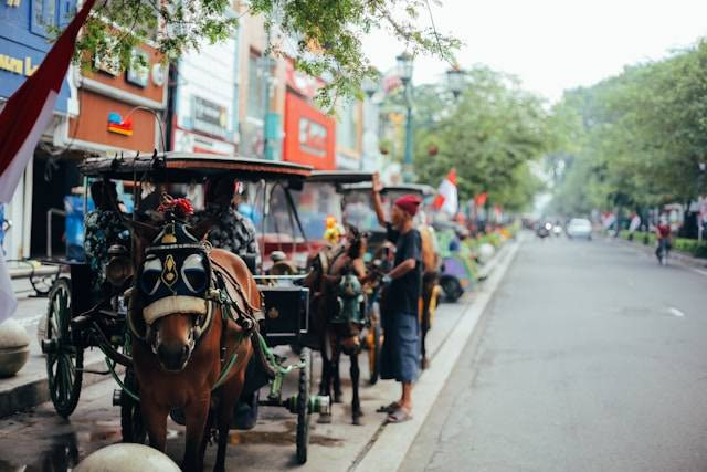 Tempat wisata low budget di Jogja. Foto: Malioboro. Sumber: Unsplash/Farhan Abas