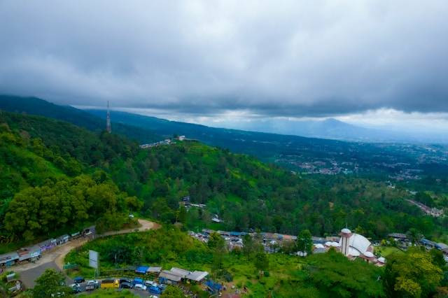 Wisata Puncak low budget. Foto: Puncak Bogor. Sumber: Unsplash/Ammar Andiko