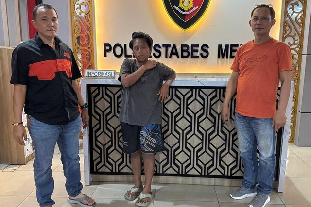 Polisi mengamankan wanita inisial C, ibu di Medan yang sayat, sundut rokok, hingga gantung anaknya. Foto: Polrestabes Medan