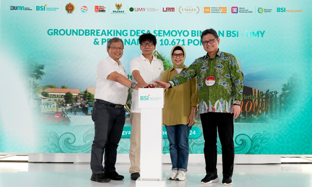 Direktur Kepatuhan & Sumber Daya Manusia BSI Tribuana Tunggadewi (kanan kedua), Rektor Universitas Muhammadiyah Yogyakarta Prof. Dr. Ir. Gunawan Budiyanto M.P., IPM (kiri kedua), Deputi Bidang Pelaporan & Pengawasan Kepatuhan PPATK Fithriadi (kanan) dan Kepala Dinas Lingkungan Hidup dan Kehutanan Provinsi Yogyakarta Kusno Wibowo (kiri) saat Groundbreaking Desa Semoga Binaan BSI-UMY dan penanaman 10.671 pohon di di Desa Semoyo, Kecamatan Patuk, Kabupaten Gunungkidul, Provinsi Daerah Istimewa Yogyakarta (DIY), Senin (16/12). Foto: Dok. BSI