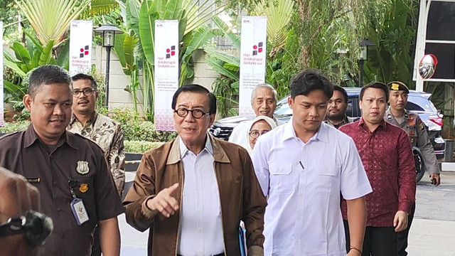 Yasonna Laoly tiba untuk menjalani pemeriksaan di Gedung Merah Putih KPK, Jakarta Selatan, Rabu (18/12/2024). Foto: Jonathan Devin/kumparan