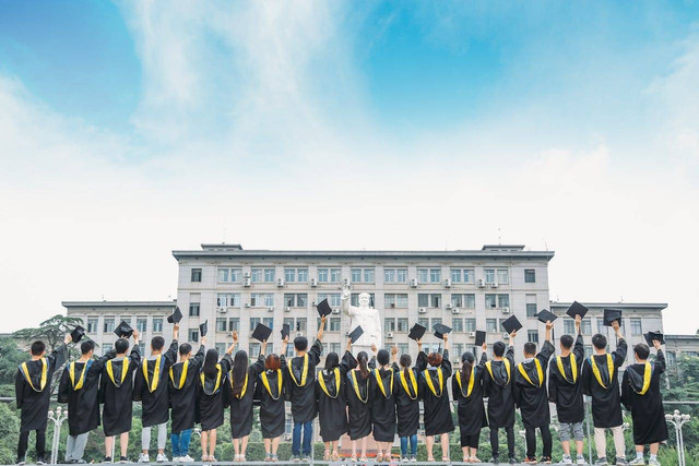 Sumber dari: https://www.pexels.com/photo/graduates-celebrating-with-caps-in-the-air-29229903/