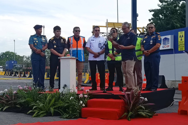 Dirjen Bea dan Cukai Askolani meresmikan alat pemindai peti kemas di Terminal Peti Kemas (TPS) Koja Jakarta Utara, Rabu (18/12/2024). Foto: Muhammad Fhandra Hardiyon/kumparan