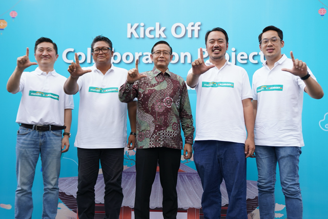 Direktur Jaringan dan Retail Banking Bank Mandiri, Aquarius Rudianto (tengah) dan President Director K3MART, Richad Stanlay (kedua dari kanan) pada seremoni penandatanganan kerja sama di outlet K3MART SCBD, Jakarta, Selasa (17/12). Foto: Dok. Bank Mandiri