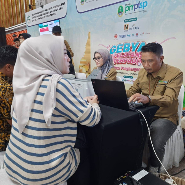 Acara Gebyar Pelayanan Terpadu (GPT) 2024 yang digagas Dinas Penanaman Modal dan Pelayanan Terpadu Satu Pintu (DPMPTSP) Jawa Barat di Pusdai, Kota Bandung pada Selasa (17/12). Foto: Istimewa