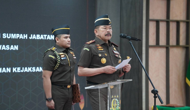 Jaksa Agung ST Burhanuddin melantik Rudi Margono menjadi Jamwas Kejagung dan Leonard Eben Ezer Simanjuntak menjadi Kabadiklat Kejaksaan RI. Foto: Dok Kejagung RI