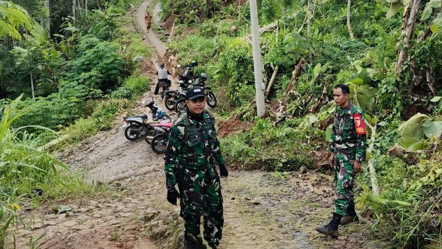 Sejumlah anggota TNI memeriksa lokasi ke Tujuh rumah di Dusun Depok, Desa Ngrandu, Kecamatan Suruh, Kabupaten Trenggalek, mengalami rusak akibat tanah gerak.
 Foto: Dok. BPBD Jatim