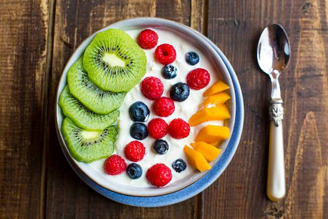 Ilustrasi Buah Dengan Yogurt Jika di Makan Bersamaan Akan Berdampak Buruk Bagi Pencernaan dan Kesehatan. Sumber Foto: gettyimages