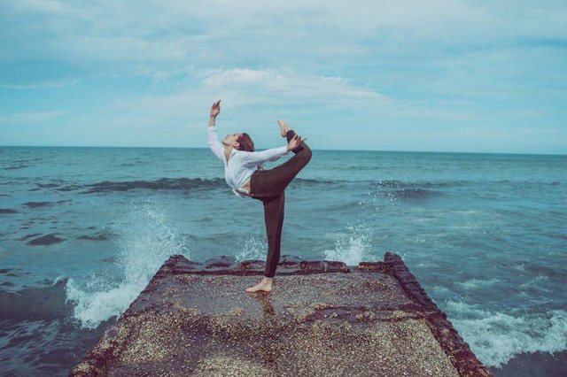 Tempat Yoga di Semarang. Foto hanya ilustrasi, bukan tempat yang sebenarnya. Sumber: Pexels/Chermiti Mohamed