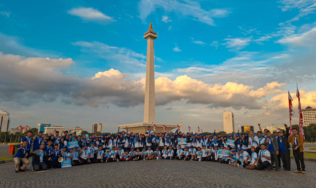 Foto bersama seluruh peserta OMATIQ 2024 di Kompleks Monas, Jakarta Pusat.