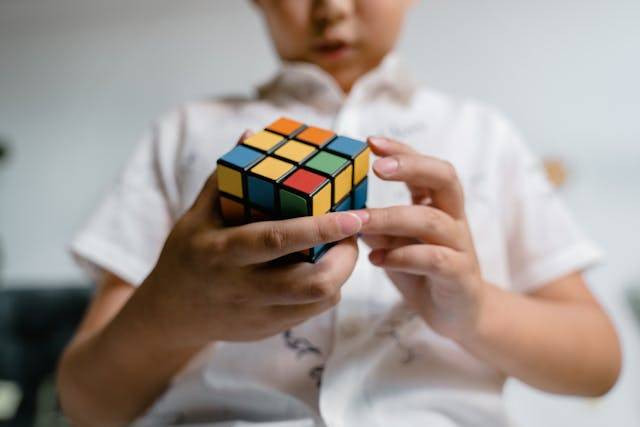 Ilustrasi cara main rubik 3x3. Foto: Pexels/MART PRODUCTION