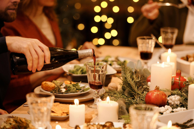 Rekomendasi Christmas Dinner Jakarta. Foto hanya sebagai ilustrasi saja, bukan tempat sebenarnya. Sumber: Pexels/Nicole Michalou.