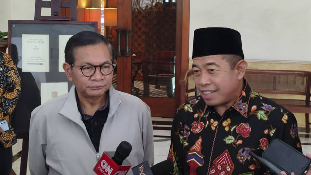 Ketua DPRD Jakarta Khoirudin bersama dengan Gubernur Jakarta terpilih Pramono Anung menjawab pertanyaan wartawan saat pertemuan di Hotel Dharmawangsa, Jakarta, Rabu (18/12/2024).  Foto: Rachmadi Rasyad/kumparan