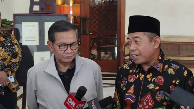 Ketua DPRD Jakarta Khoirudin bersama dengan Gubernur Jakarta terpilih Pramono Anung menjawab pertanyaan wartawan saat pertemuan di Hotel Dharmawangsa, Jakarta, Rabu (18/12/2024).  Foto: Rachmadi Rasyad/kumparan