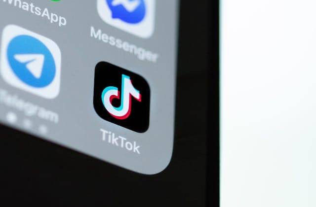 Ilustrasi cara gabung live TikTok orang lain. Foto: Pexels/Solen Feyissa