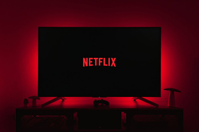 Ilustrasi harga langganan netflix per bulan dan cara daftarnya. Sumber: thibault penin/unsplash