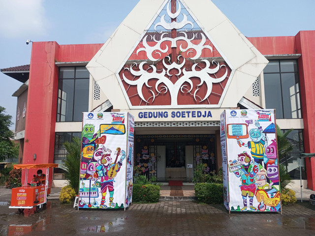 Pintu masuk Gedung Kesenian Soetedja dalam Soetdja Fest 2024. Sumber foto : Pribadi