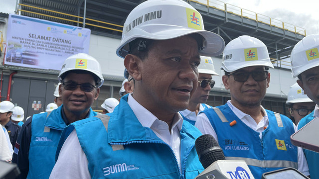 Menteri ESDM Bahlil Lahadalia saat ditemui di Pembangkit Listrik Terapung Barge Mounted Power Plant (BMPP) Nusantara Ambon, Maluku, Rabu (18/12/2024). Foto:  Fariza/kumparan