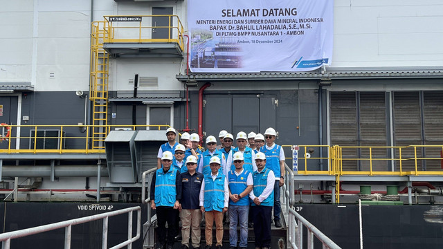 Menteri ESDM Bahlil Lahadalia berkunjung ke Pembangkit Listrik Terapung Barge Mounted Power Plant (BMPP) Nusantara Ambon, Maluku, Rabu (18/12/2024). Foto:  Fariza/kumparan