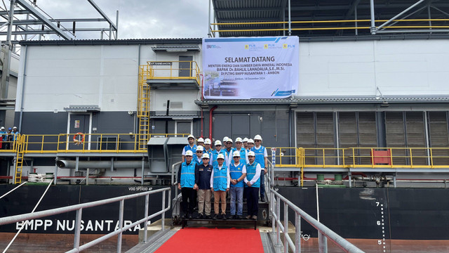 Menteri ESDM Bahlil Lahadalia berkunjung ke Pembangkit Listrik Terapung Barge Mounted Power Plant (BMPP) Nusantara Ambon, Maluku, Rabu (18/12/2024). Foto:  Fariza/kumparan