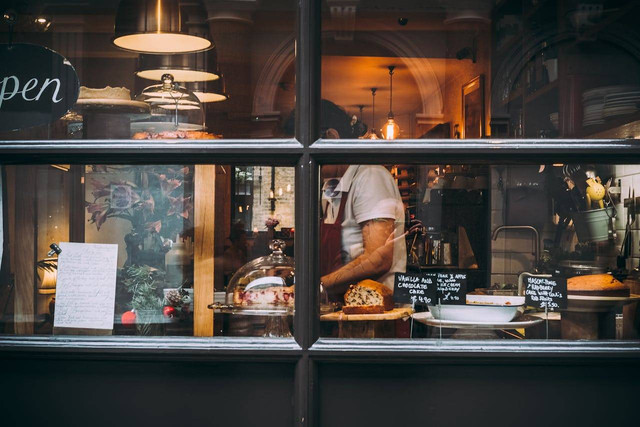 Siapa Pemilik Toko Roti Lindayes Patisserie and Coffee. Foto hanya ilustrasi, bukan yang sebenarnya. Sumber: Pexels/Davide Baraldi