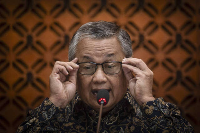 Gubernur Bank Indonesia (BI) Perry Warjiyo menyampaikan keterangan pers hasil Rapat Dewan Gubernur (RDG) BI di Jakarta, Rabu (18/12/2024). Foto: Aprillio Akbar/ANTARA FOTO