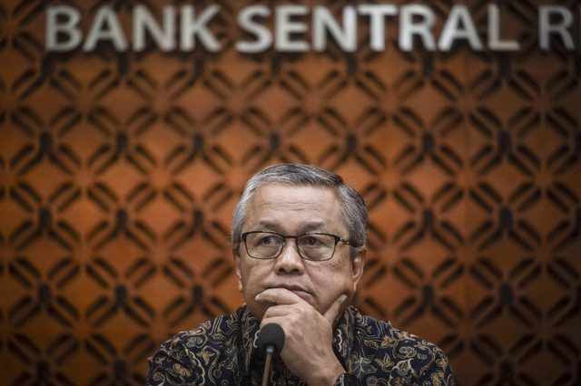 Gubernur Bank Indonesia (BI) Perry Warjiyo menyimak pertanyaan wartawan dalam acara konferensi pers hasil Rapat Dewan Gubernur (RDG) BI di Jakarta, Rabu (18/12/2024). Foto: Aprillio Akbar/ANTARA FOTO