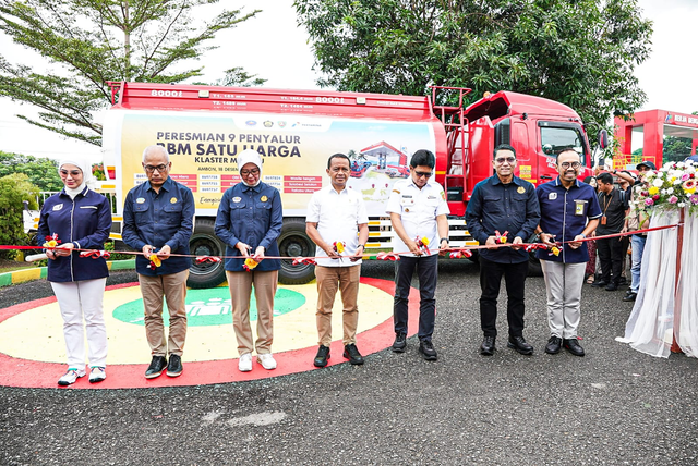 Menteri ESDM Bahlil Lahadalia (tengah), Direktur Utama Pertamina Patra Niaga Riva Siahaan (kanan) dan Kepala BPH Migas Erika Retnowati (ketiga dari kiri) pada peresmian penambahan BBM Satu Harga di Ambon, Rabu (18/12/2024). Foto: Dok. Pertamina