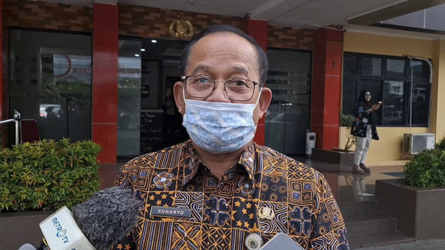 Kepala Sekolah SMA 70 Jakarta Sunaryo saat diperiksa terkait dugaan bullying di SMA 70 Jakarta Selatan. Foto: Rayyan Farhansyah/kumparan