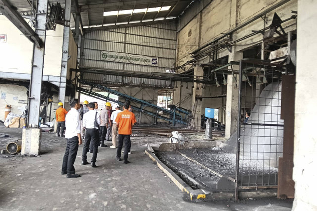 Pihak kepolisian saat memeriksa TKP ledakan smelter titanium di area Non Zircon PT Monokem Surya Karawang. Foto: Dok. Istimewa