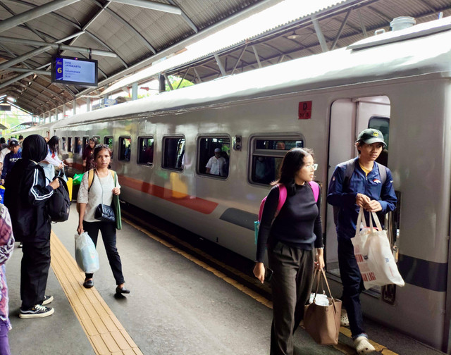 Lalu lalang penumpang di stasiun Surabaya Gubeng. Foto: Humas Daop 8 Surabaya