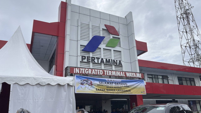 Menteri ESDM Bahlil Lahadalia meresmikan 31 penyalur BBM Satu Harga di Integrated Terminal Wayame, Kota Ambon, Provinsi Maluku, Rabu (18/12/2024). Foto: Fariza Rizky Ananda/kumparan