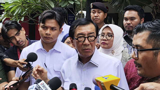 Mantan Menkumham Yasonna Laoly usai menjalani pemeriksaan sebagai saksi kasus korupsi Harun Masiku di Gedung Merah Putih KPK, Jakarta, Rabu (18/12/2024). Foto: Jonathan Devin/kumparan