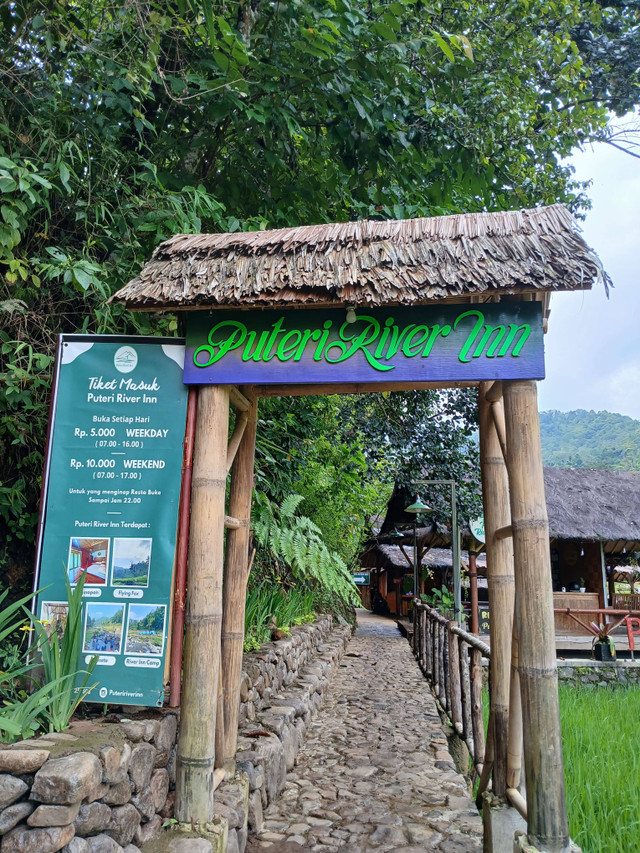 Pintu Masuk Puteri River Inn (Sumber: Diambil oleh penulis)