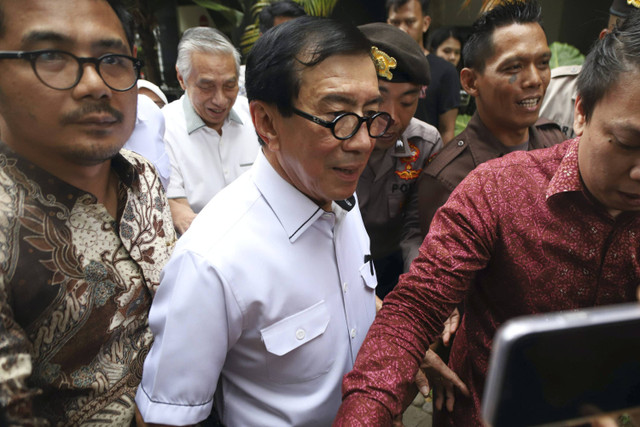 Mantan Menkumham Yasonna Laoly berjalan meninggalkan gedung usai memenuhi panggilan penyidik KPK menjalani pemeriksaan di Gedung Merah Putih KPK, Jakarta, Rabu (18/12/2024). Foto: Iqbal Firdaus/kumparan