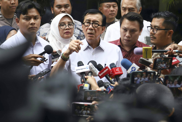 Mantan Menkumham Yasonna Laoly berjalan meninggalkan gedung usai memenuhi panggilan penyidik KPK menjalani pemeriksaan di Gedung Merah Putih KPK, Jakarta, Rabu (18/12/2024). Foto: Iqbal Firdaus/kumparan