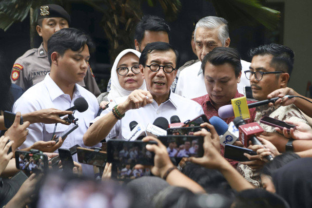 Mantan Menkumham Yasonna Laoly berjalan meninggalkan gedung usai memenuhi panggilan penyidik KPK menjalani pemeriksaan di Gedung Merah Putih KPK, Jakarta, Rabu (18/12/2024). Foto: Iqbal Firdaus/kumparan