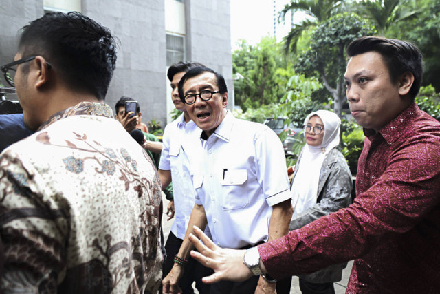 Mantan Menkumham Yasonna Laoly berjalan meninggalkan gedung usai memenuhi panggilan penyidik KPK menjalani pemeriksaan di Gedung Merah Putih KPK, Jakarta, Rabu (18/12/2024). Foto: Iqbal Firdaus/kumparan