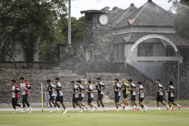 Sejumlah pemain bola timnas Indonesia mengikuti latihan jelang pertandingan Asean Cup 2024 di Stadion Sriwedari, Solo, Jawa Tengah, Rabu (18/12/2024). Foto: Mohammad Ayudha/ANTARA FOTO