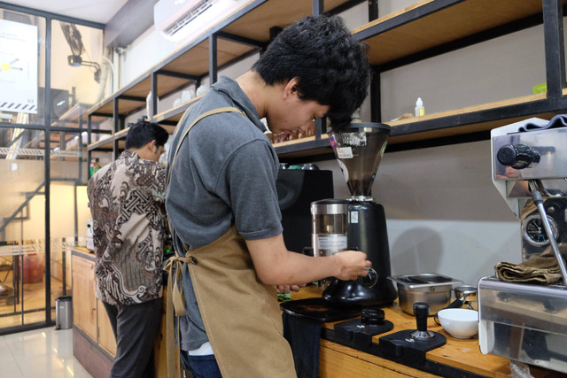 Peserta sedang mengikuti pelatihan pembuatan kopi 