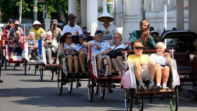 Wisatawan mancanegara sedang berwisata di Yogyakarta. Foto: Antara/Noveradika