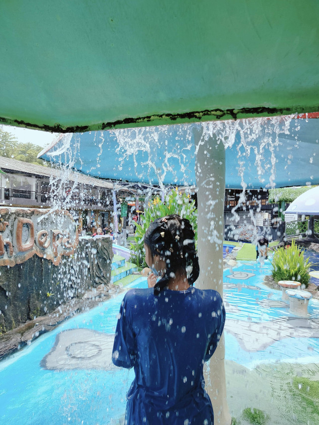 " Gambar Saya sendiri waktu bermain air di Waterboom Gajah Depa di bawah pohon jamur buatan". (Sumber: Hasil ambil gambar kamera sendiri).