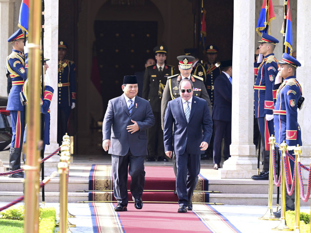 Presiden RI Prabowo Subianto (kiri) dan Presiden Republik Arab Mesir Abdel Fattah El-Sisi (kanan) berjalan bersama saat tiba di Istana Kepresidenan Al Ittihadiya, Kairo, Mesir, Rabu (18/12/2024). Foto: Rusman/Biro Pers Sekretariat Presiden