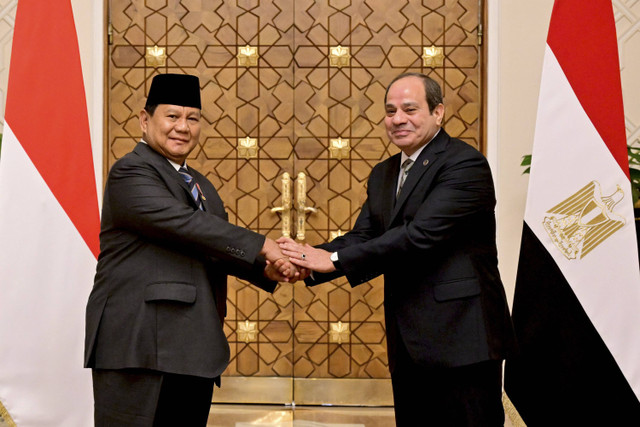 Presiden RI Prabowo Subianto (kiri) dan Presiden Republik Arab Mesir Abdel Fattah El-Sisi (kanan) berjabat tangan di Istana Kepresidenan Al Ittihadiya, Kairo, Mesir, Rabu (18/12/2024). Foto: Rusman/Biro Pers Sekretariat Presiden