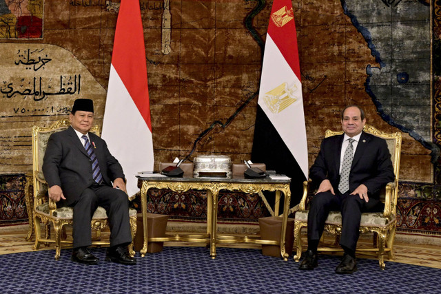 Presiden RI Prabowo Subianto (kiri) dan Presiden Republik Arab Mesir Abdel Fattah El-Sisi (kanan) berbincang bersama di Istana Kepresidenan Al Ittihadiya, Kairo, Mesir, Rabu (18/12/2024). Foto: Rusman/Biro Pers Sekretariat Presiden