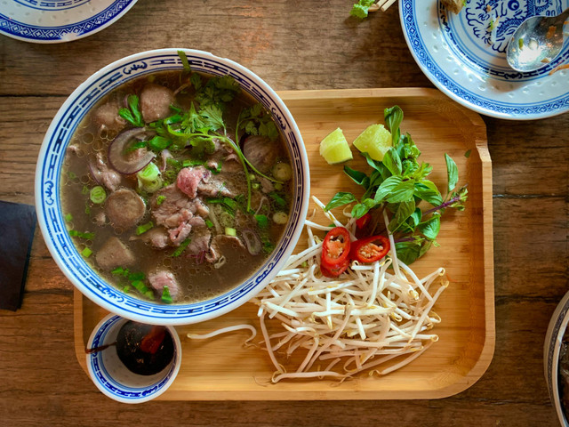 Ilustrasi Masakan Rumahan. (Foto oleh Starzzz Studios: https://www.pexels.com/photo/bowl-with-soup-on-a-wooden-tray-12027631/)